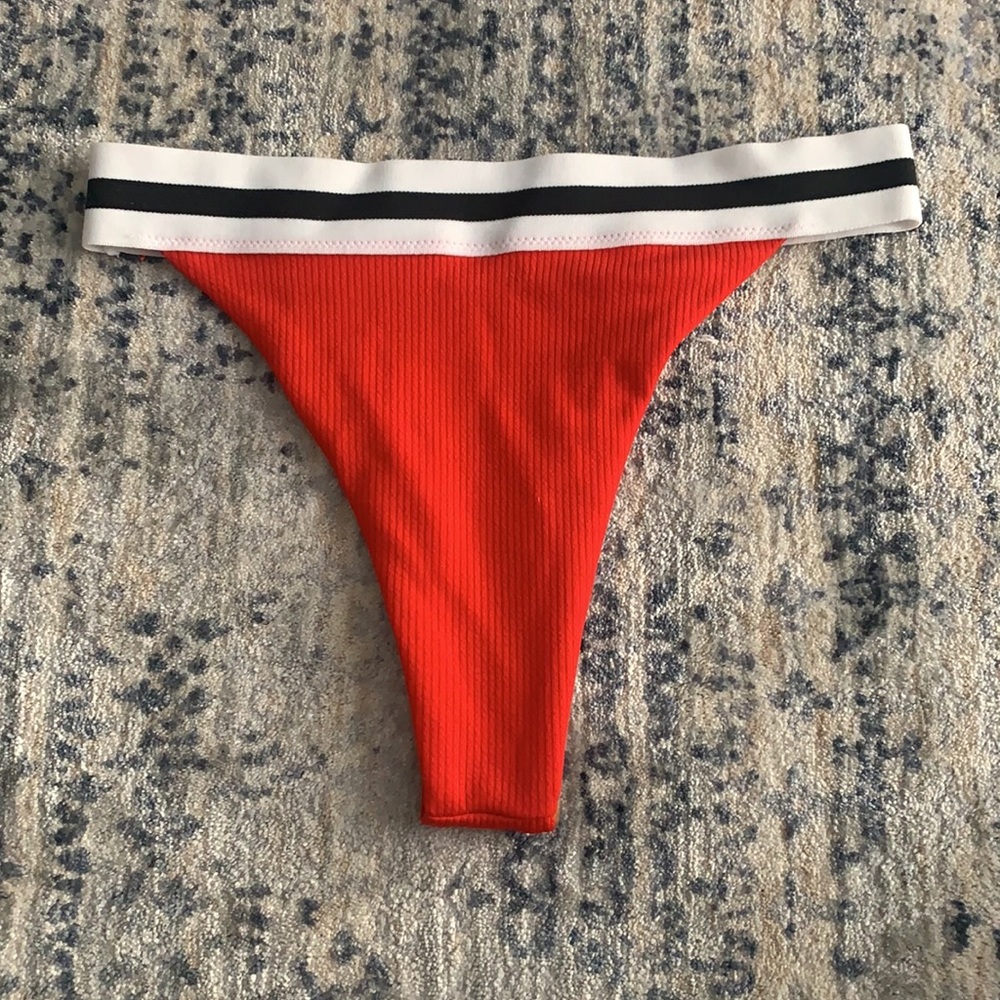 Red bikini - Picture 2 of 3